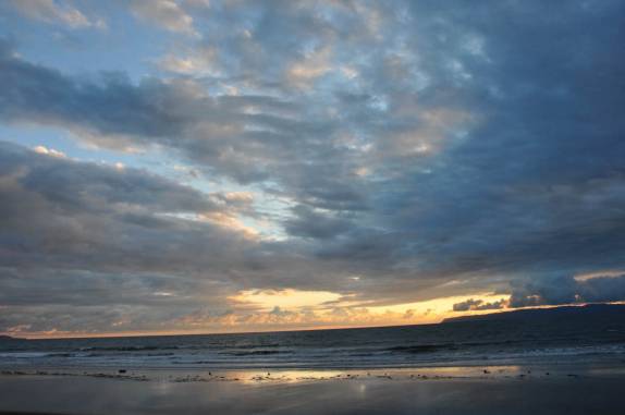 Belo fim de tarde no Oceano Pacífico em Zancudo, no litoral da Costa Rica